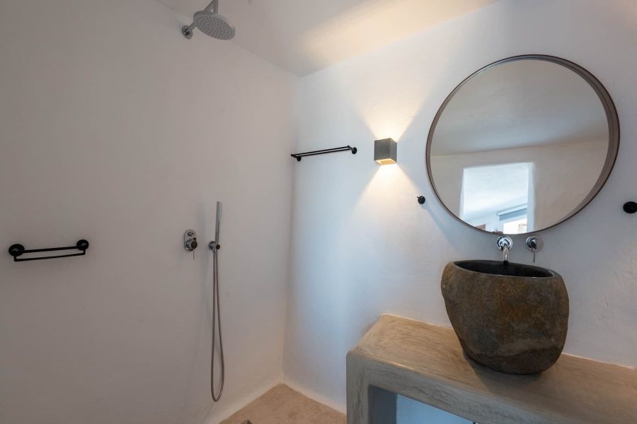 villa rental bathroom